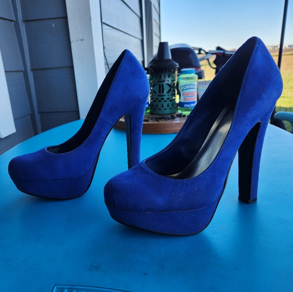 Size 7 Heart in D Suede Pumps/High Heels